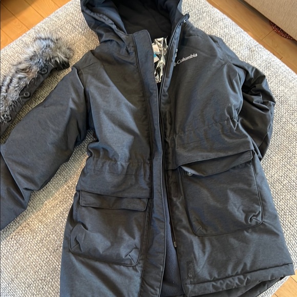 VEUC barely worn 10/12 medium Columbia Black Puffer Jacket for Ultimate Warmth - Picture 10 of 16